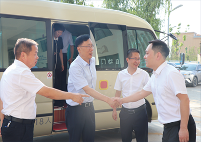 省政協(xié)副主席魏增軍一行青創(chuàng)協(xié)會(huì)委員工作室調(diào)研指導(dǎo)工作。安康市政協(xié)主席周建功、安康市委常委、副市長(zhǎng)陳暉陪同調(diào)研